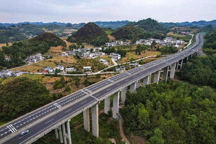 La foto tomada el 1º de septiembre de 2022 muestra una sección de la autopista Guiyang-Qianxi en el municipio Yuduo, Qianxi, provincia de Guizhou. (Foto: Pueblo en Línea/Zhou Xunchao)