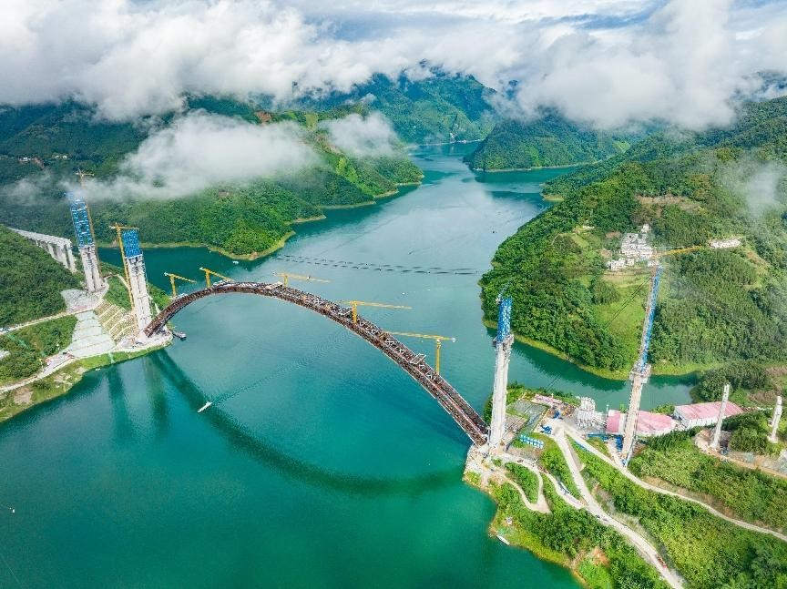 Puente súper grande en construcción a lo largo de la autopista Pingtang-Tian' de la región autónoma Zhuang de Guangxi, 27 de agosto del 2022. (Foto: Pueblo en Línea/Zhou Enge)