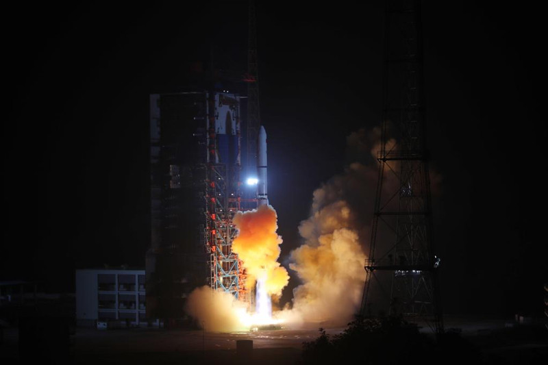 XICHANG, 26 septiembre, 2022 (Xinhua) -- Un cohete portador Gran Marcha-2D que transporta el satélite Yaogan-36 despega del Centro de Lanzamiento de Satélites de Xichang, en la provincia de Sichuan, en el suroeste de China, el 26 de septiembre de 2022. El satélite fue lanzado por un cohete portador Gran Marcha-2D a las 21:38 (hora de Beijing) y entró en la órbita prevista con éxito. (Xinhua/Qiu Lijun) 