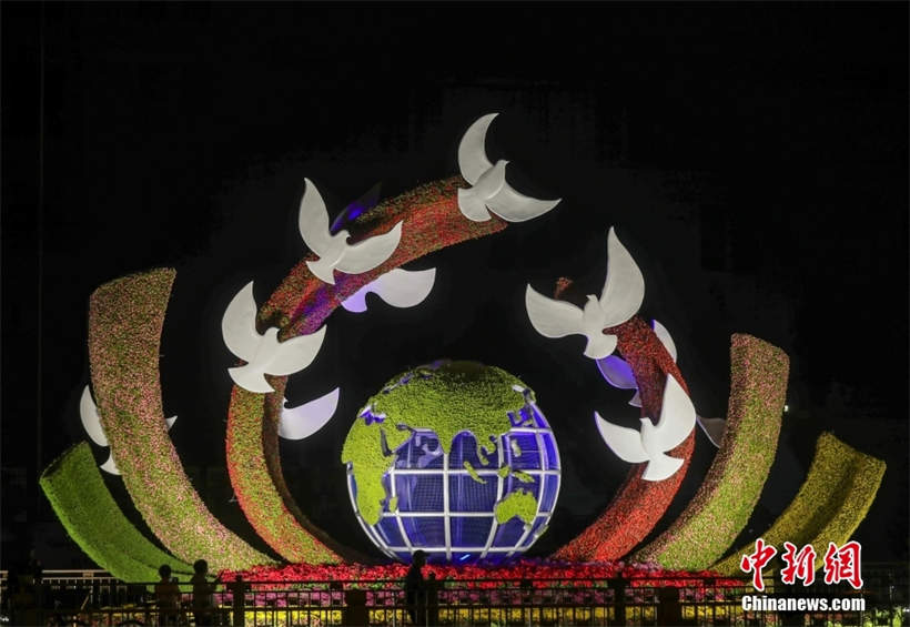 Se iluminan los adornos de flores con el tema del Día Nacional en Beijing