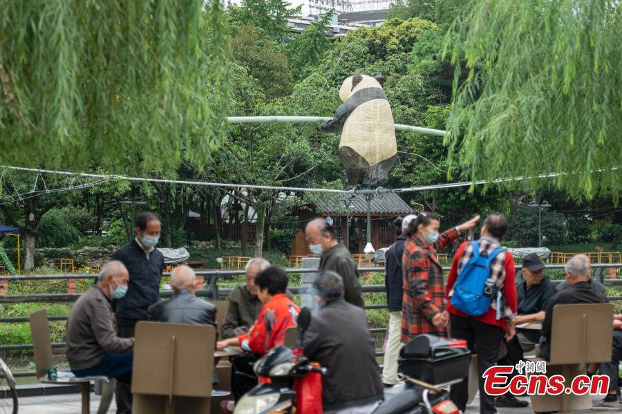 Kungfu panda camina por la cuerda floja en Chengdu