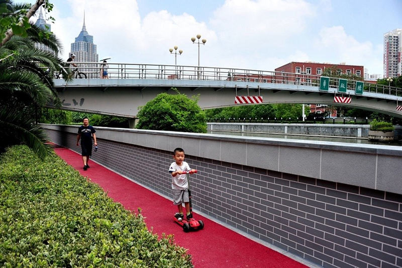 La sección Changning del sendero del río Suzhou en Shanghai tiene una longitud total de aproximadamente 5,6 kilómetros. Los ciudadanos pueden caminar desde el puente de la carretera norte de Jiangsu hasta la carretera Shuangliu. La imagen muestra a los residentes de los alrededores paseando tranquilamente por el sendero del campus de Huazheng, que tiene unos 920 metros de largo. Foto de Yang Jianzheng/Pueblo en Línea