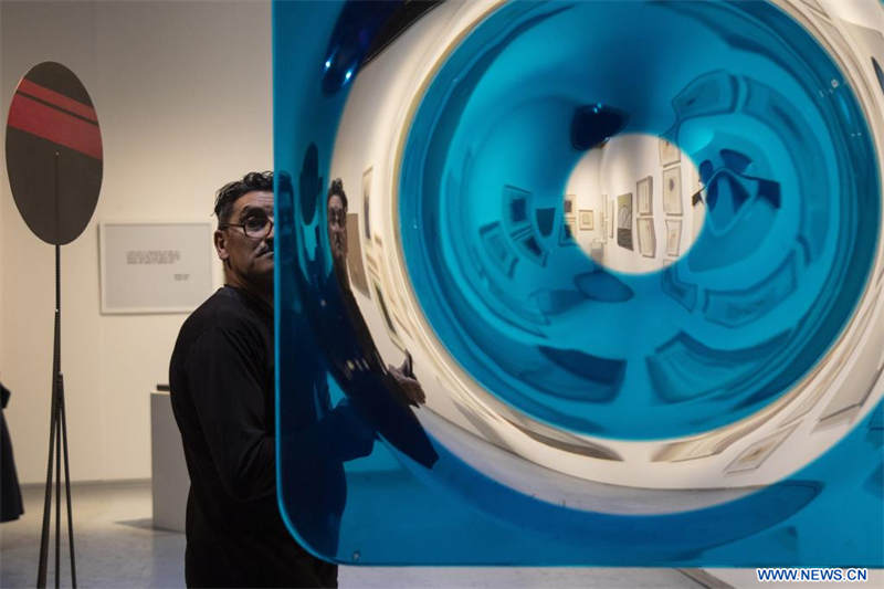 Un hombre observa una obra exhibida durante la pre-inauguración de la feria de arte contemporáneo "arteba 2022" en el predio ferial Centro Costa Salguero, en la ciudad de Buenos Aires, Argentina, el 6 de octubre de 2022. (Xinhua/Martín Zabala)