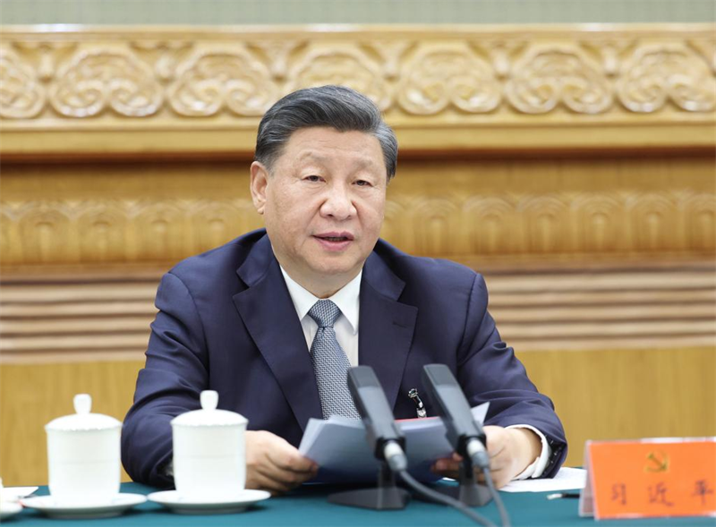 BEIJING, 15 octubre, 2022 (Xinhua) -- Xi Jinping pronuncia un importante discurso en la primera reunión del presidium del XX Congreso Nacional del Partido Comunista de China (PCCh) en el Gran Palacio del Pueblo, en Beijing, capital de China, el 15 de octubre de 2022. (Xinhua/Ju Peng)