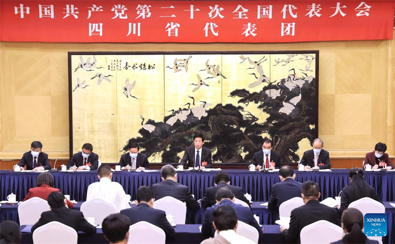 (Congreso PCCh) Li Zhanshu participa en discusión con delegados al XX Congreso Nacional del PCCh