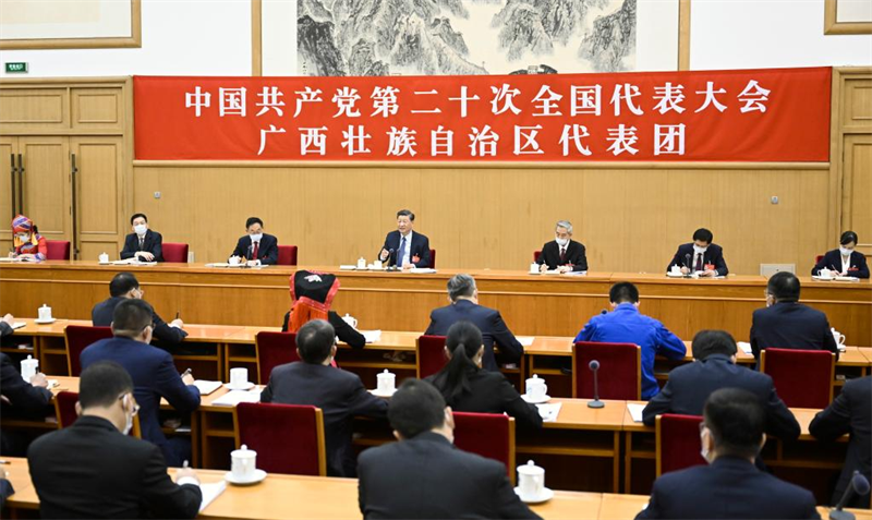 Xi Jinping participa en un debate de grupo con los delegados de la región autónoma de la etnia zhuang de Guangxi, en el sur de China, en el marco del XX Congreso Nacional del Partido Comunista de China (PCCh), en Beijing, el 17 de octubre de 2022. (Xinhua/Xie Huanchi)