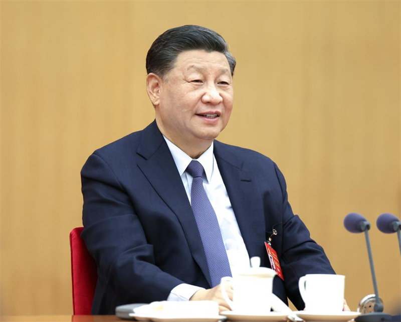 Xi Jinping participa en un debate de grupo con los delegados de la región autónoma de la etnia zhuang de Guangxi, en el sur de China, en el marco del XX Congreso Nacional del Partido Comunista de China (PCCh), en Beijing, el 17 de octubre de 2022. (Xinhua/Ju Peng)