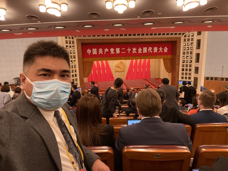 Gustavo Ng en el Gran Salón del Pueblo de China. (Foto: proporcionado por el entrevistado)