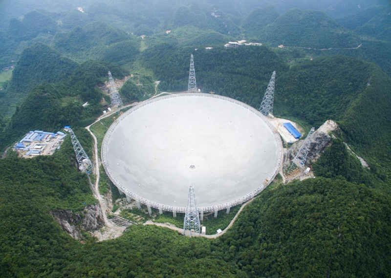 Radiotelescopio esférico de apertura de quinientos metros, también conocido como FAST, en la provincia de Guizhou. (Foto: Pueblo en Línea/Deng Gang)