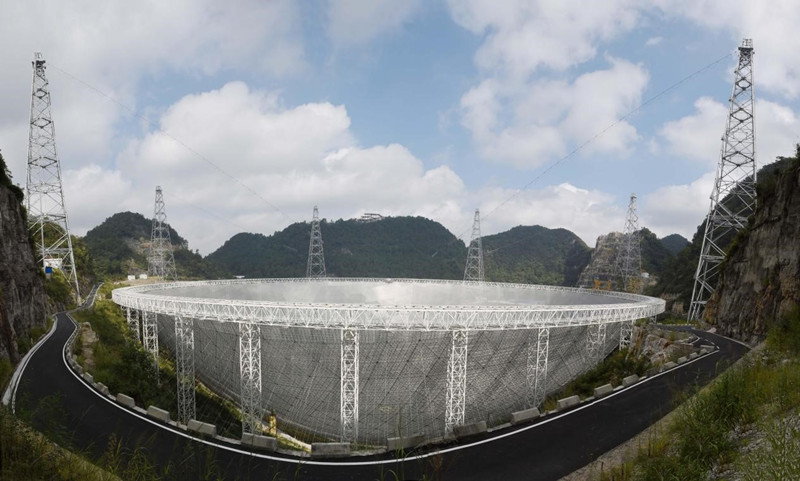 Radiotelescopio esférico de apertura de quinientos metros, también conocido como FAST, en la provincia de Guizhou. (Foto: Pueblo en Línea/Deng Gang)
