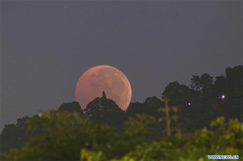 Luna durante un eclipse lunar total en El Salvador