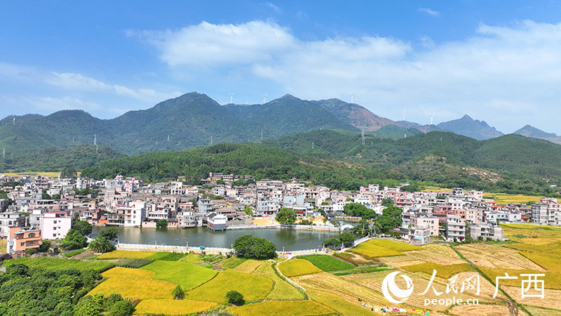 Los arrozales y la aldea de Kuilian. (Foto:Fu Huazhou, Pueblo en Línea)