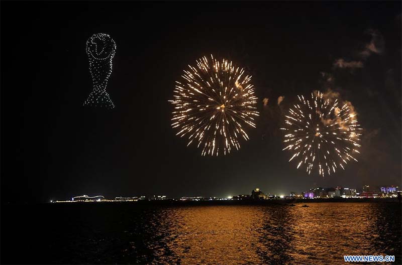 Imagen del 19 de noviembre de 2022 de la presentación de fuegos artificiales y drones en la ceremonia de inauguración del FIFA Fan Festival en el parque Al Bidda, en Doha, Qatar. (Xinhua/Pan Yulong)