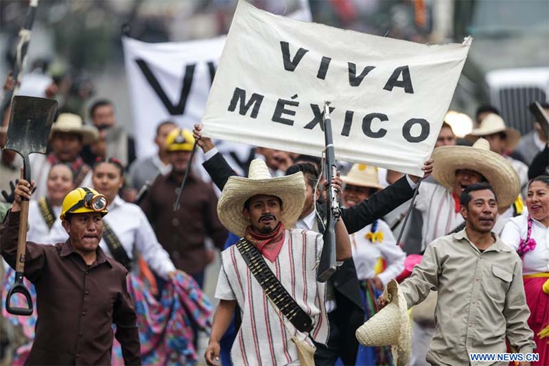 Desfile Cívico Militar en la Ciudad de México en conmemoración del 112