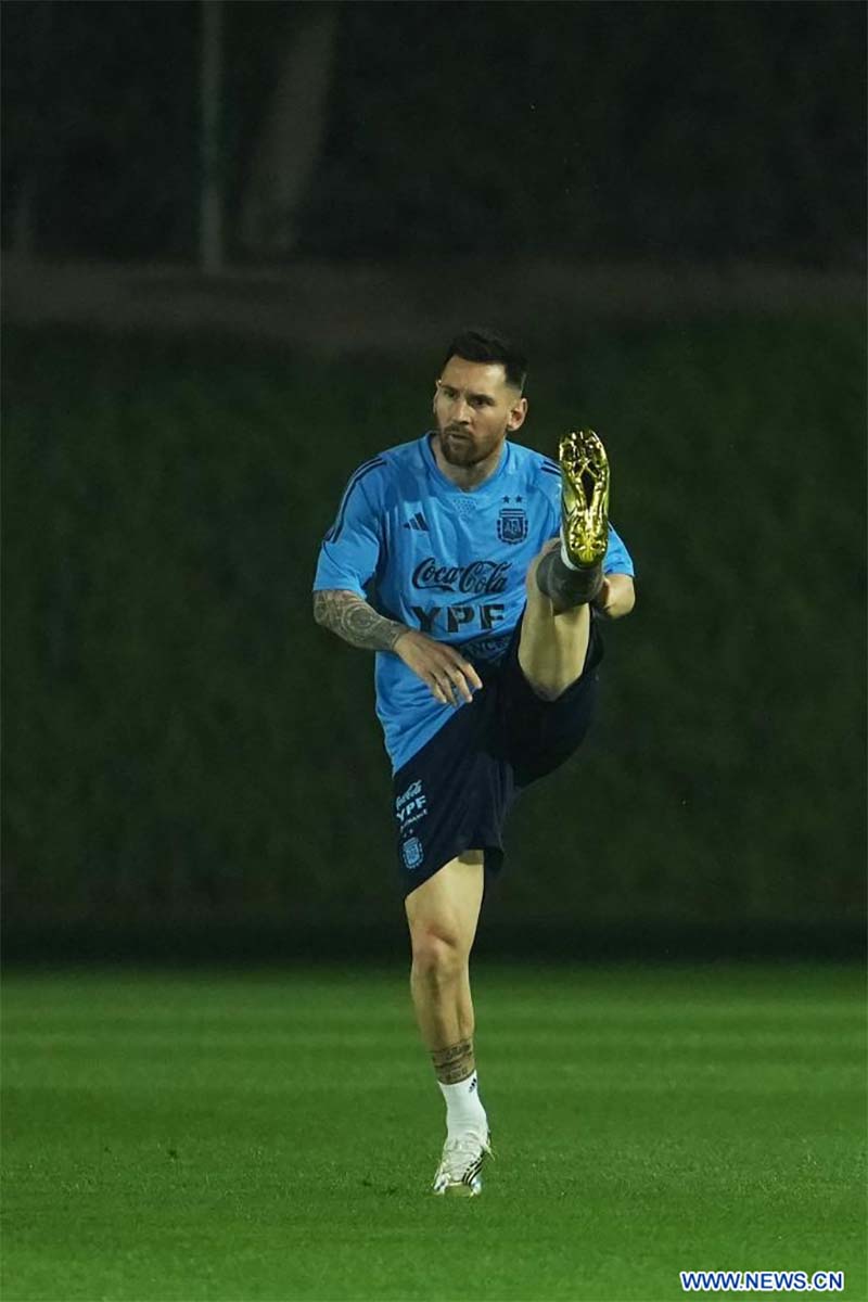 El jugador Lionel Messi, de Argentina, asiste a una sesión de entrenamiento previo a la Copa Mundial de la FIFA Qatar 2022, en Doha, Qatar, el 19 de noviembre de 2022. (Xinhua/Zheng Huansong)