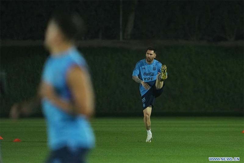 El jugador Lionel Messi, de Argentina, asiste a una sesión de entrenamiento previo a la Copa Mundial de la FIFA Qatar 2022, en Doha, Qatar, el 19 de noviembre de 2022. (Xinhua/Zheng Huansong)