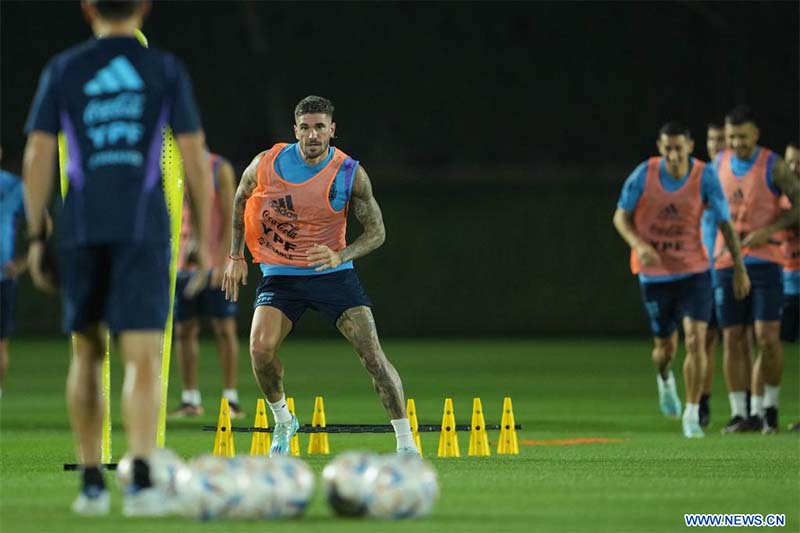 El jugador Rodrigo de Paul, de Argentina, asiste a una sesión de entrenamiento previo a la Copa Mundial de la FIFA Qatar 2022, en Doha, Qatar, el 19 de noviembre de 2022. (Xinhua/Zheng Huansong)