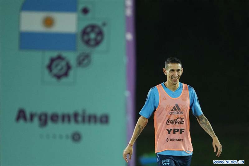 El jugador Angel Di María, de Argentina, asiste a una sesión de entrenamiento previo a la Copa Mundial de la FIFA Qatar 2022, en Doha, Qatar, el 19 de noviembre de 2022. (Xinhua/Zheng Huansong)