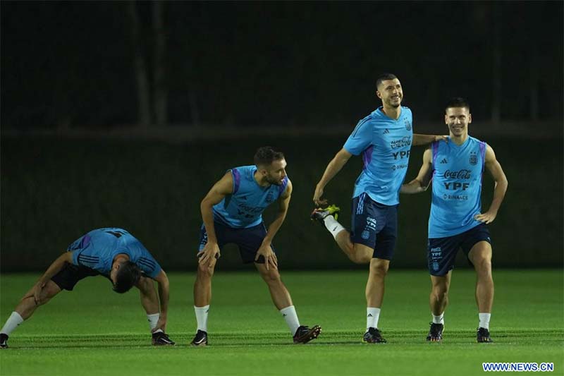 Jugadores de Argentina realizan calentamientos durante una sesión de entrenamiento previo a la Copa Mundial de la FIFA Qatar 2022, en Doha, Qatar, el 19 de noviembre de 2022. (Xinhua/Zheng Huansong)