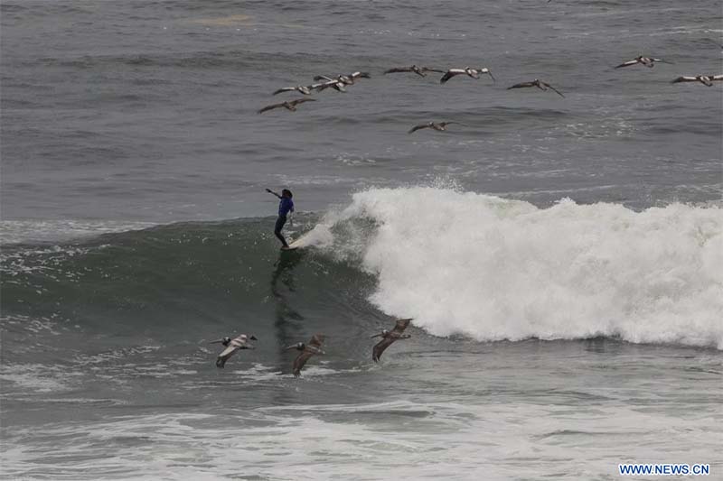 La surfista María Fernanda Reyes, de Perú, participa en el campeonato Punta Rocas Open Pro de la World Surf League en el Centro de Alto Rendimiento en Punta Rocas, en el sur de Lima, Perú, el 20 de noviembre de 2022. (Xinhua/Mariana Bazo)