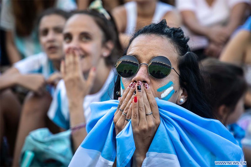 Una aficionada reacciona mientras observa la transmisión en vivo del partido correspondiente al Grupo C entre Argentina y México en la Copa Mundial de la FIFA 2022, en la ciudad de Buenos Aires, Argentina, el 26 de noviembre de 2022. (Xinhua/Martín Zabala)