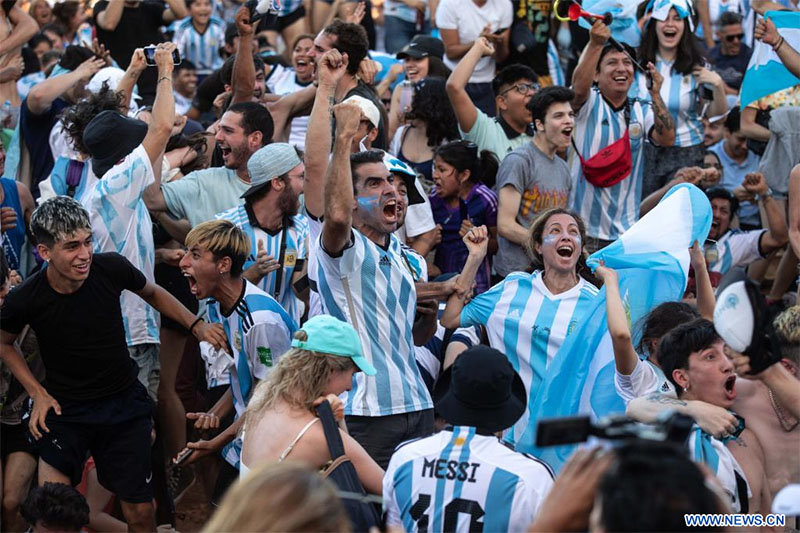 Aficionados festejan mientras observan la transmisión en vivo del partido correspondiente al Grupo C entre Argentina y México en la Copa Mundial de la FIFA 2022, en la ciudad de Buenos Aires, Argentina, el 26 de noviembre de 2022. (Xinhua/Martín Zabala) 