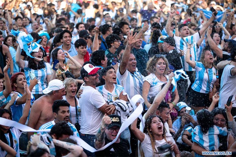 Aficionados festejan mientras observan la transmisión en vivo del partido correspondiente al Grupo C entre Argentina y México en la Copa Mundial de la FIFA 2022, en la ciudad de Buenos Aires, Argentina, el 26 de noviembre de 2022. (Xinhua/Martín Zabala) 