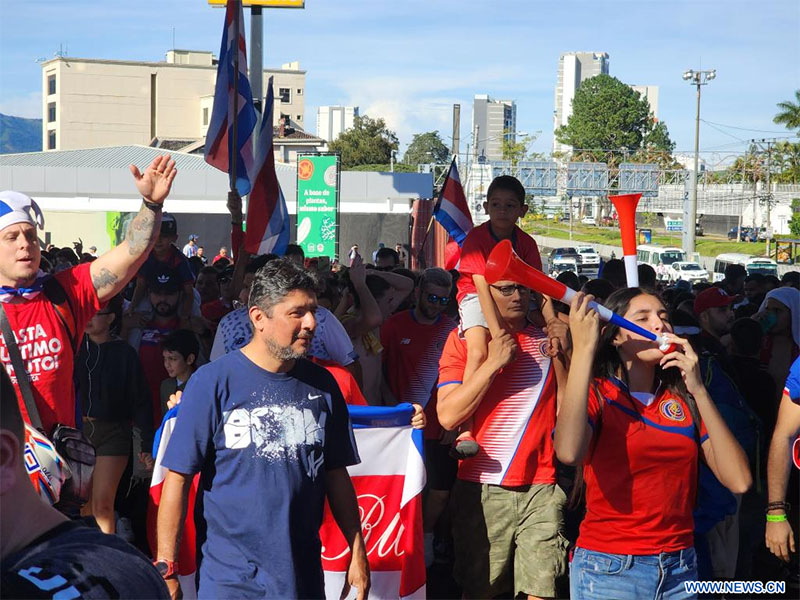 Aficionados en San José festejan la victoria en el partido correspondiente al Grupo E entre Japón y Costa Rica