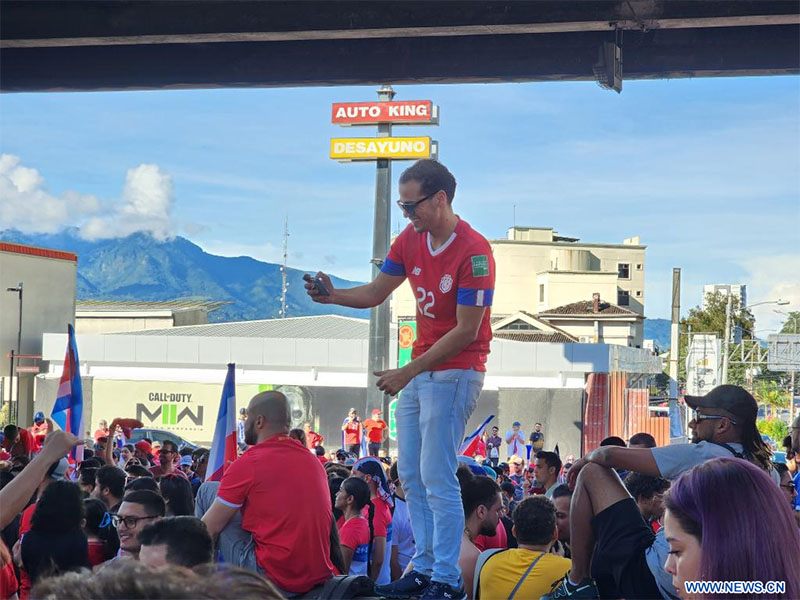 Aficionados en San José festejan la victoria en el partido correspondiente al Grupo E entre Japón y Costa Rica