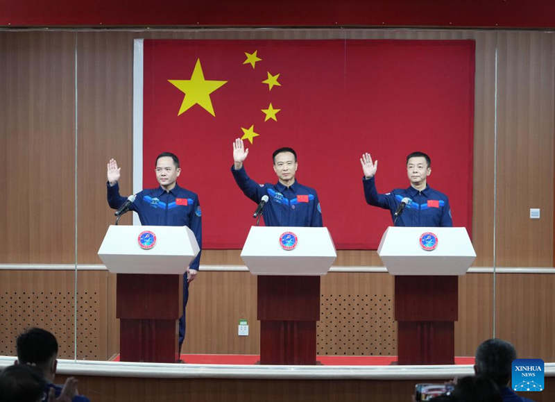 Taikonautas de misión china de Shenzhou-15 se reúnen con la prensa