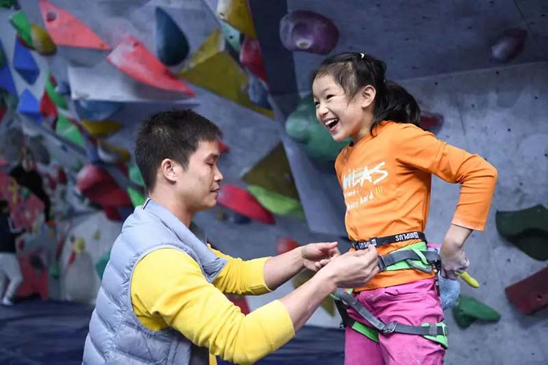 Una niña china de 8 años rompe el récord de escalada en roca