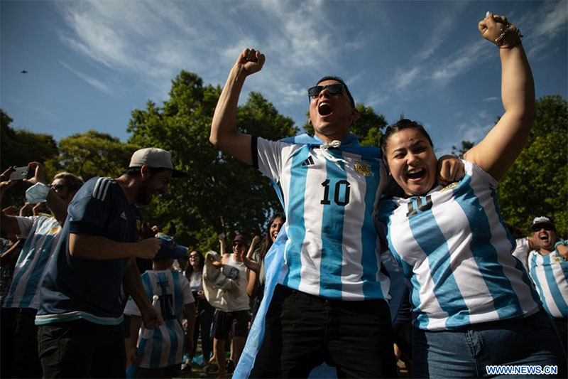 Aficionados observan transmisión en vivo del partido entre Argentina y Australia en Buenos Aires