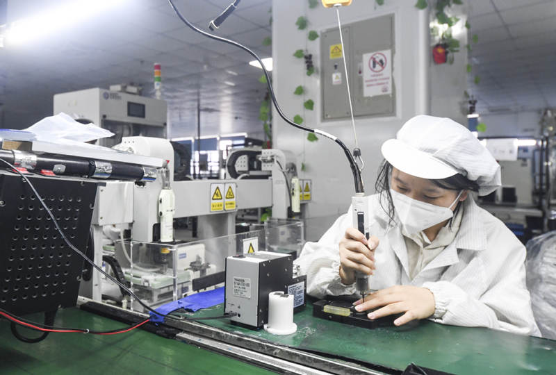 Una miembro del personal trabaja en un parque industrial de terminales inteligentes en Chongqing, 3 de diciembre del 2022. [Foto: Xinhua]