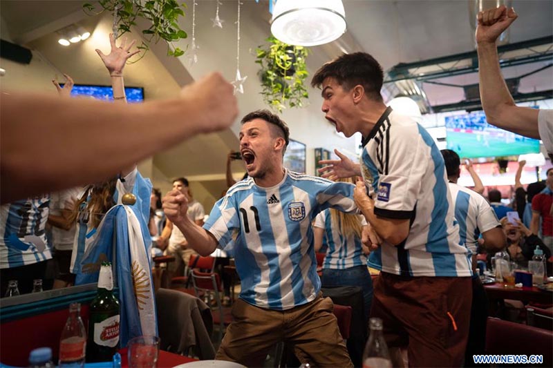Aficionados observan transmisión en vivo del partido correspondiente a la final entre Argentina y Francia en Buenos Aire