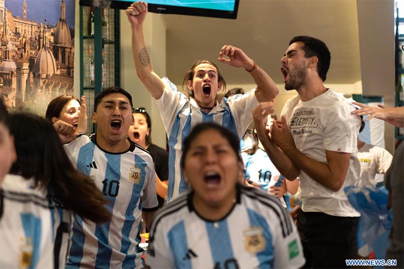 Aficionados observan transmisión en vivo del partido correspondiente a la final entre Argentina y Francia en Buenos Aire