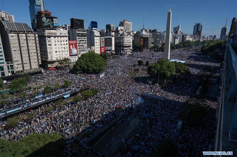 Aficionados celebran el triunfo de Argentina en el partido correspondiente a la final en la Copa Mundial de la FIFA 2022, en una avenida de la ciudad de Buenos Aires, Argentina, el 18 de diciembre de 2022. (Xinhua/Martín Zabala)