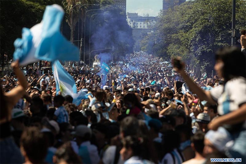 Aficionados celebran el triunfo de Argentina en el partido correspondiente a la final en la Copa Mundial de la FIFA 2022, en una avenida de la ciudad de Buenos Aires, Argentina, el 18 de diciembre de 2022. (Xinhua/Martín Zabala)