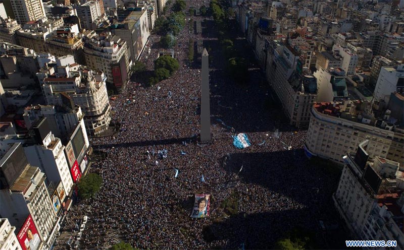 Aficionados celebran el triunfo de Argentina en el partido correspondiente a la final en la Copa Mundial de la FIFA 2022, en una avenida de la ciudad de Buenos Aires, Argentina, el 18 de diciembre de 2022. (Xinhua/Martín Zabala)