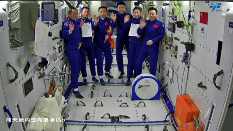 En la noche del 2 de diciembre, las tripulaciones de Shenzhou 14 y Shenzhou 15 realizaron una ceremonia de entrega de las llaves de la estación espacial china. Fuente de la imagen: http://www.cmse.gov.cn/