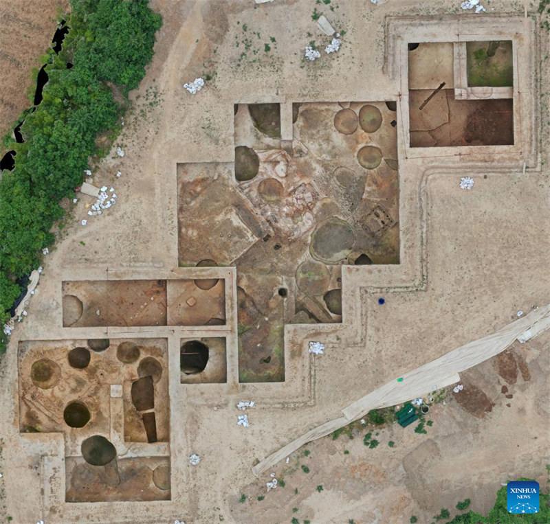 Encuentran cientos de tumbas de 4.500 años de antigüedad en centro de China