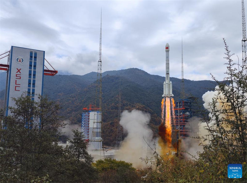 China lanza satélite para experimentos espaciales