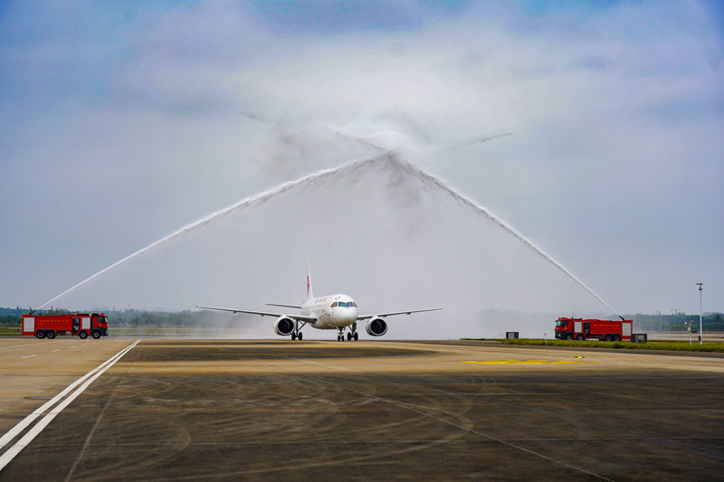 El primer avión grande C919 de fabricación china llega a Haikou