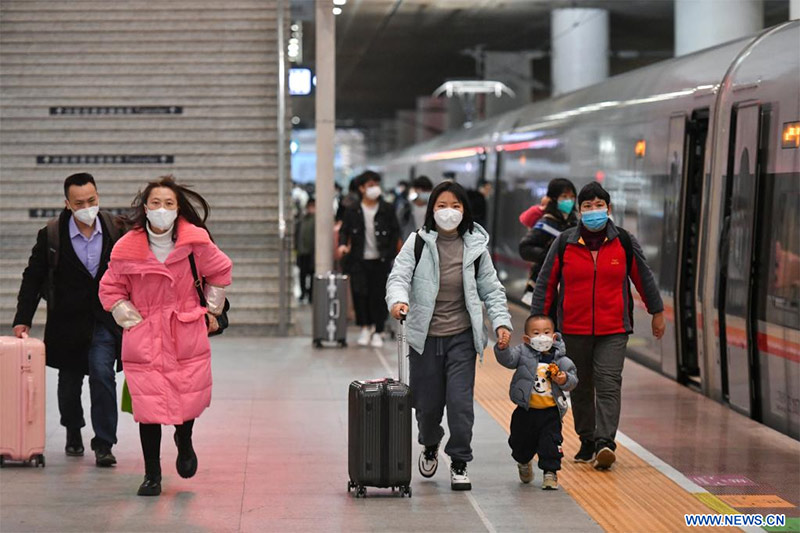 SHENZHEN, 7 enero, 2023 (Xinhua) -- Pasajeros se preparan para abordar un tren en la Estación del Ferrocarril del Norte de Shenzhen, en Shenzhen, en la provincia de Guangdong, en el sur de China, el 7 de enero de 2023. La fiebre de viajes por la Fiesta de la Primavera de 40 días en China comenzó el sábado. (Xinhua/Liang Xu) 