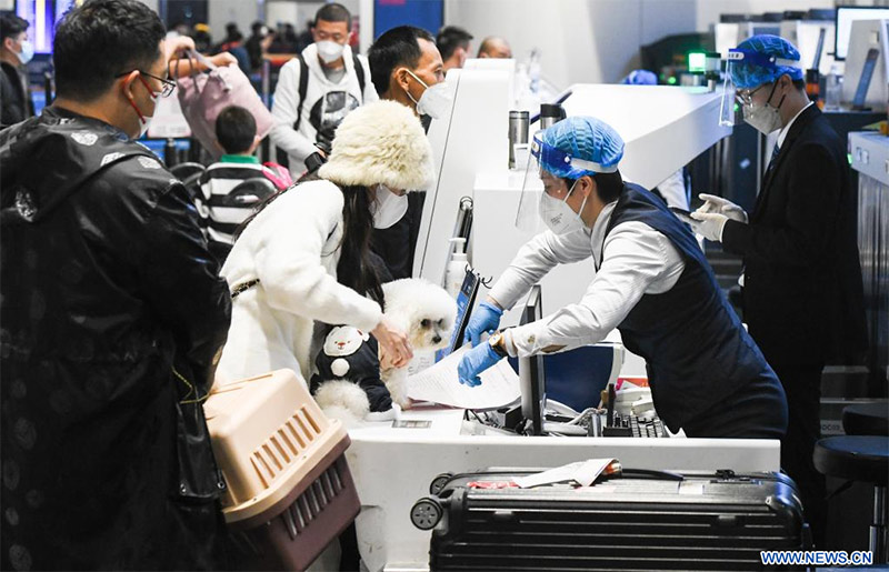 HAIKOU, 7 enero, 2023 (Xinhua) -- Un pasajero se registra en el Aeropuerto Internacional Meilan de Haikou, en Haikou, en la provincia de Hainan, en el sur de China, el 7 de enero de 2023. La fiebre de viajes por la Fiesta de la Primavera de 40 días en China comenzó el sábado. (Xinhua/Yang Guanyu) 