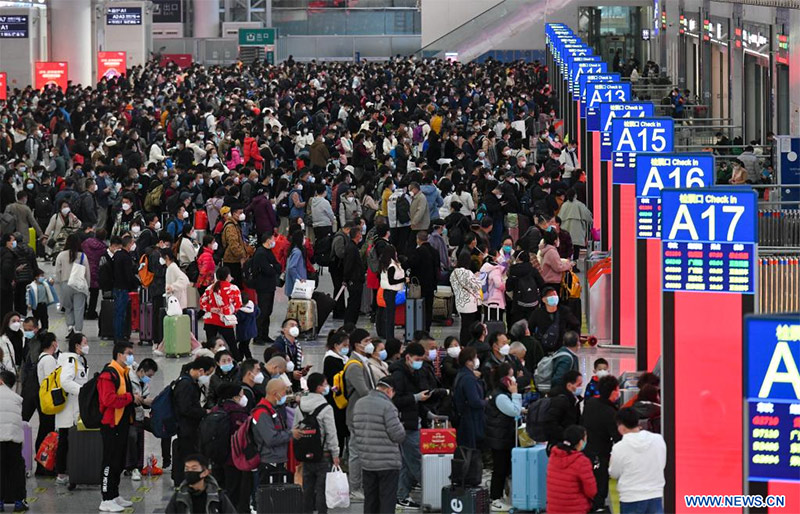 SHENZHEN, 7 enero, 2023 (Xinhua) -- Pasajeros son vistos en la Estación del Ferrocarril del Norte de Shenzhen, en Shenzhen, en la provincia de Guangdong, en el sur de China, el 7 de enero de 2023. La fiebre de viajes por la Fiesta de la Primavera de 40 días en China comenzó el sábado. (Xinhua/Liang Xu) 