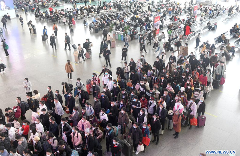 GUANGZHOU, 7 enero, 2023 (Xinhua) -- Pasajeros son vistos en la Estación del Ferrocarril del Sur de Guangzhou, en Guangzhou, en la provincia de Guangdong, en el sur de China, el 7 de enero de 2023. La fiebre de viajes por la Fiesta de la Primavera de 40 días en China comenzó el sábado. (Xinhua/Lu Hanxin)