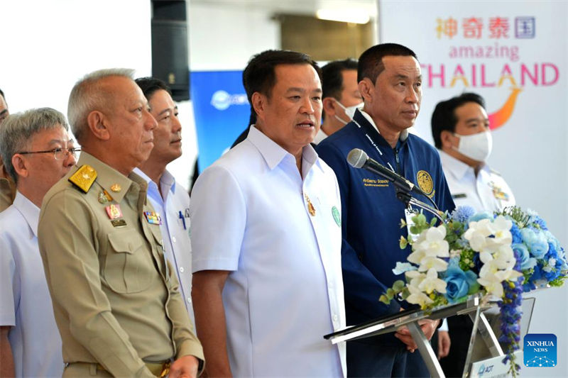 Tailandia da bienvenida a primer grupo de turistas chinos tras optimización de estrategia de China contra COVID-19