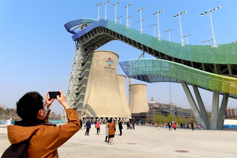Turista toma fotos frente a la plataforma de salto de esquí de Shougang en Beijing.(Foto: He Luqi / Pueblo en Línea)