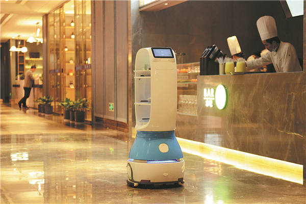 Una "camarera" robot entrega comida a los clientes en un restaurante en Fuzhou, provincia de Fujian. [Foto: proporcionada a China Daily]