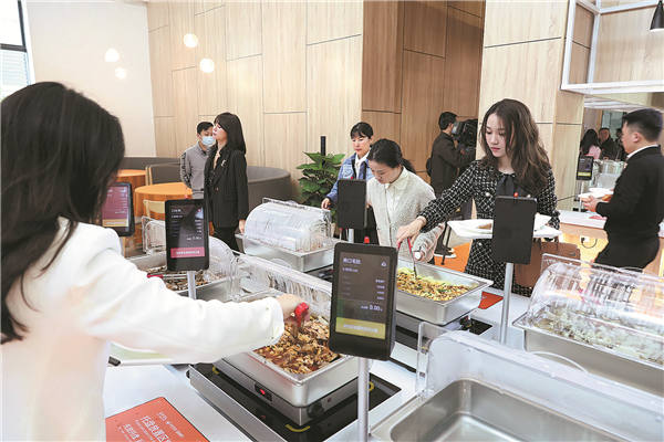 Restaurante donde se que puede pesar y calcular automáticamente el precio de los platos en Chongqing International Logistics Hub Park, marzo del 2021. [Foto: proporcionada a China Daily]